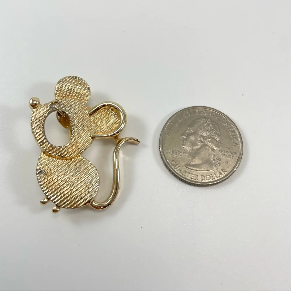 1970’s SARAH COVENTRY MOUSE BROOCH Pin Squeaky Gold Tone Dangle Charm Vintage